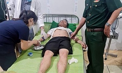Thượng úy Trần Văn Minh được đưa vào bệnh viện để kiểm tra và hồi phục sức khỏe. Ảnh: TPO