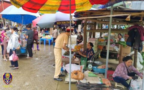 Tuyên truyền pháp luật về TTATGT cho đồng bào tại chợ phiên Nặm Nàng