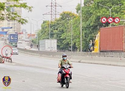 Tiềm ẩn nguy cơ gây TNGT từ việc xe mô tô lưu thông trên cầu vượt dành cho ô tô