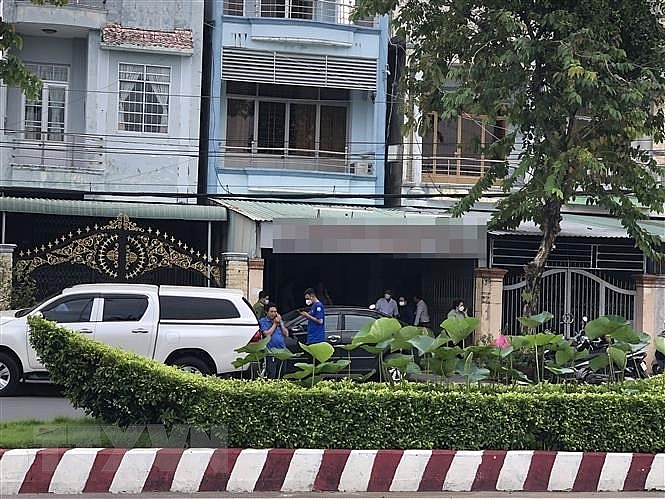 Lực lượng chức năng tỉnh Đồng Tháp có mặt tại nhà riêng của bà N.T.T.O. Ảnh: TTXVN