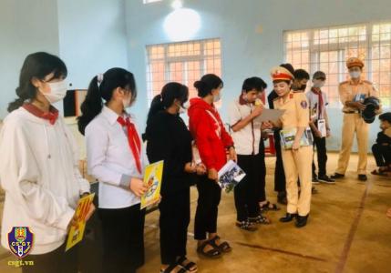 Đẩy mạnh tuyên truyền luật giao thông cho học sinh huyện biên giới giáp CamPuchia
