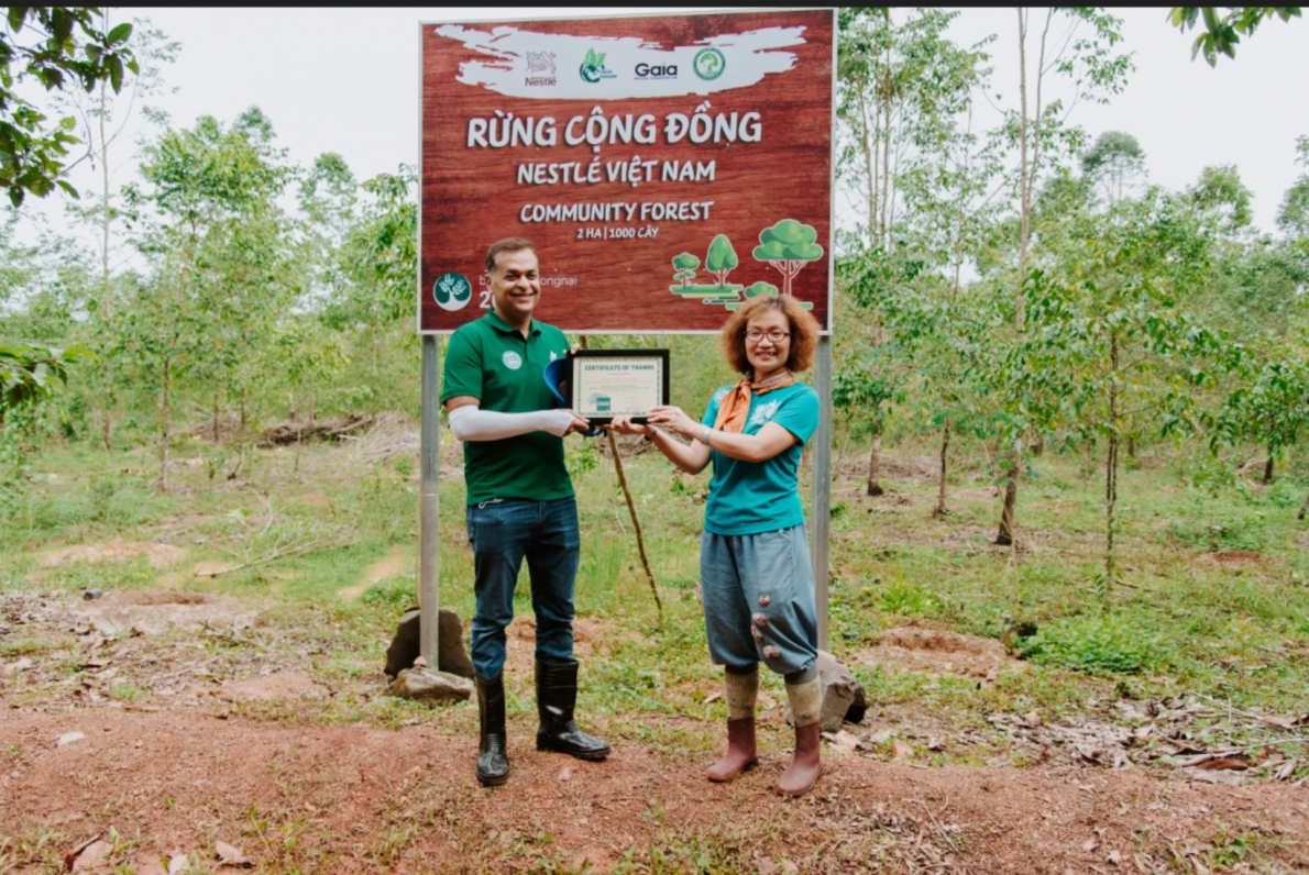 Ông Binu Jacob, Tổng Giám đốc Công ty Nestlé Việt Nam nhận giấy chứng nhận từ bà Đỗ Thị Thanh Huyền, Giám đốc Trung tâm Bảo tồn Thiên nhiên Gaia