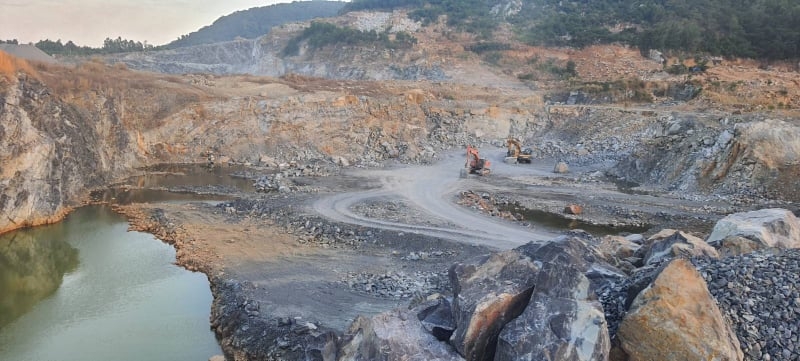 Mỏ đá nằm trong khu đất của ông Hoàng Long trước khi bị thu hồi
