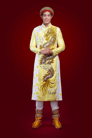 Phi Việt mặc áo dài Vương Triều đến Mister National Universe 2022
