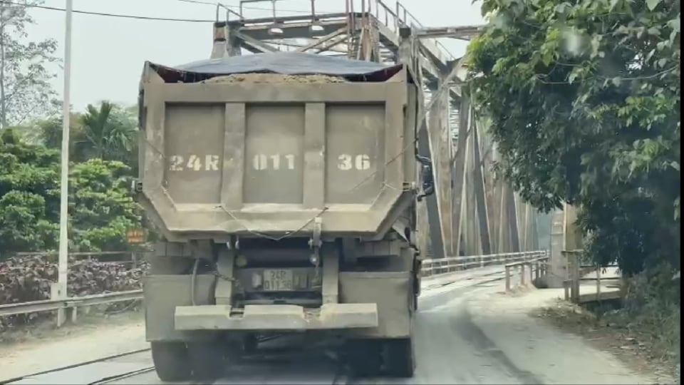 Xe quá tải chạy cả vào cầu yếu