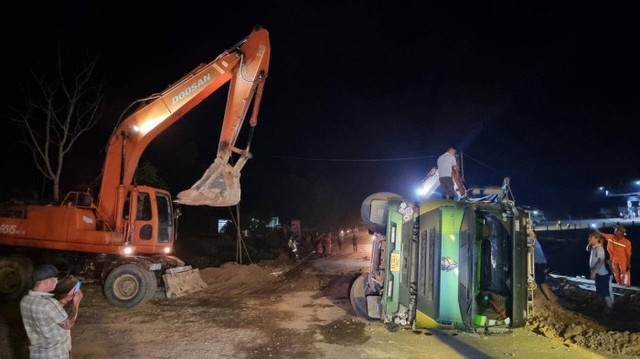 Báo động tình trạng xe quá khổ, quá tải "lộng hành" gây TNGT thảm khốc - Ảnh 2.