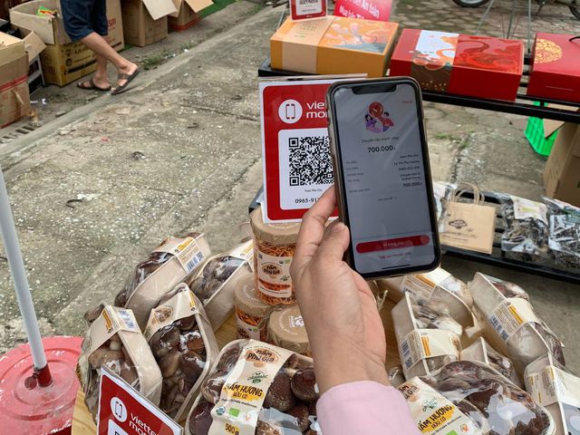 Không dùng tiền mặt khi đi chợ - Mô hình chợ 4.0 thuận tiện và an toàn - Ảnh 2.