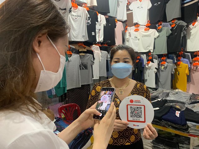 Không dùng tiền mặt khi đi chợ - Mô hình chợ 4.0 thuận tiện và an toàn - Ảnh 1.