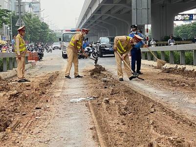 TP Hà Nội: Truy tìm xe tải làm rơi bùn đất ngập đường Phạm Văn Đồng