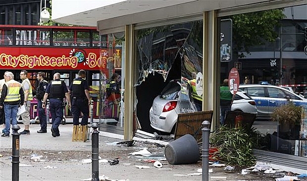 Cảnh sát điều tra tại hiện trường vụ đâm xe ở Berlin, Đức, ngày 8/6. (Ảnh: AFP/TTXVN)