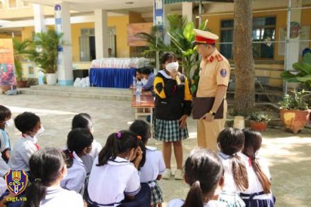 Tuyên truyền giao thông và tặng quà học sinh hiếu học ở huyện Ninh Phước, Ninh Thuận