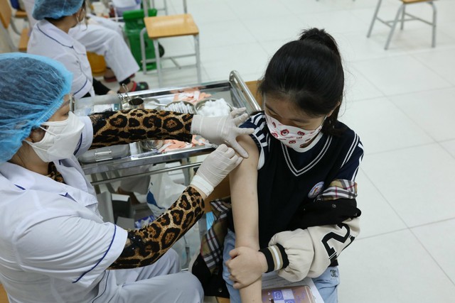 Bộ Y tế nhắc 12 địa phương về việc tiếp nhận và triển khai tiêm vaccine COVID-19 - Ảnh 1.