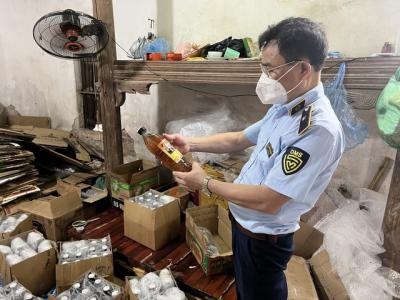 Hà Nội: Thu giữ hơn 2.000 lít mật ong Hoa Nhãn giả