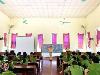 Tổ chức tuyên truyền ATGT cho các em học sinh tham gia 