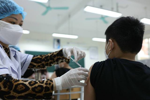 Tỷ lệ tiêm vaccine COVID-19 mũi nhắc lại còn châm, do đâu? - Ảnh 1.