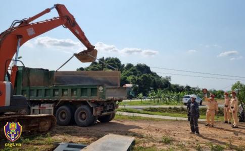 Quảng Bình xử phạt hơn 700 trường hợp chở hàng quá khổ, quá tải, tự ký cơi nới kích thước thành thùng xe