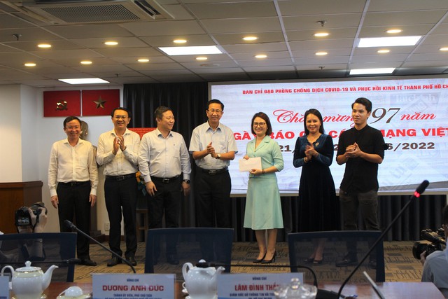 Lãnh đạo TPHCM thăm, chúc mừng các phóng viên, biên tập viên nhân Ngày Báo chí Cách mạng Việt Nam - Ảnh 2.
