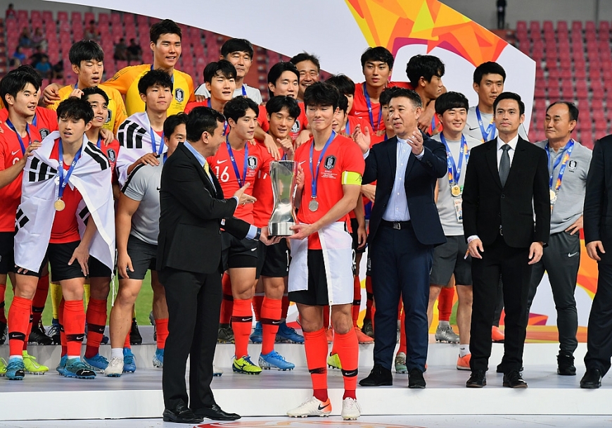 Ông Trần Quốc Tuấn trao cúp vô địch cho đội vô địch U23 Châu Á 2020. Ảnh: VFF.
