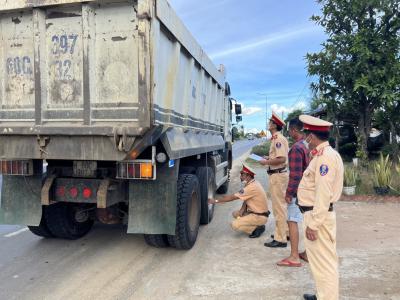 Trạm CSGT Suối Tre, Đồng Nai: Không nương tay với xe quá khổ quá tải