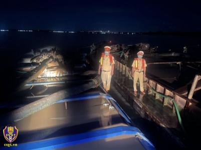 CSGT Đồng Tháp phối hợp bắt giữ 02 phương tiện khai thác cát trái phép.