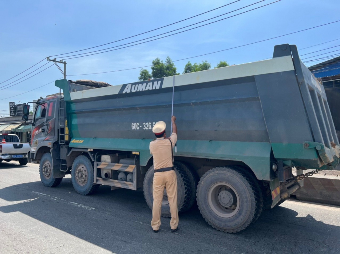 Dù thời tiết khắc nghiệt, cánh tài xế chủ xe nhiều "mánh lới" để qua mặt lực lượng chức năng, nhưng Trạm CSGT Quốc lộ 51 vẫn không ngại khó, đối mặt với thử thách để hoàn thành nhiệm vụ