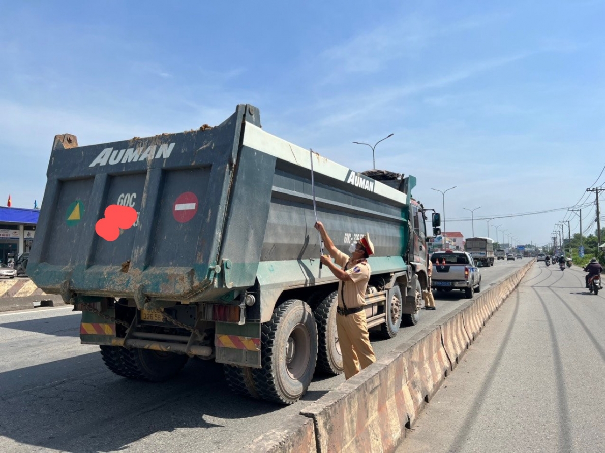 Dù thời tiết khắc nghiệt, cánh tài xế chủ xe nhiều "mánh lới" để qua mặt lực lượng chức năng, nhưng Trạm CSGT Quốc lộ 51 vẫn không ngại khó, đối mặt với thử thách để hoàn thành nhiệm vụ