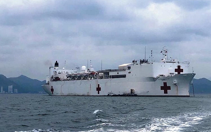 Tàu bệnh viện USNS Mercy (T-AH19) thuộc Bộ Tư lệnh Hải vận Quân sự Hoa Kỳ cập cảng Vũng Rô, Phú Yên. 