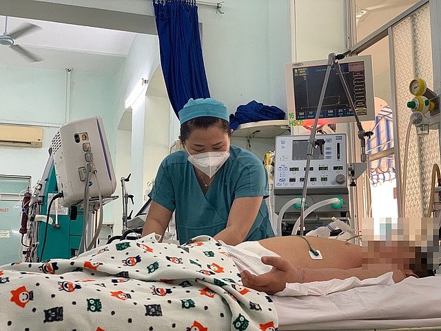 Chăm sóc trẻ bị sốt xuất huyết tại Bệnh viện Nhi đồng 2, TP.HCM. Ảnh: BVCC