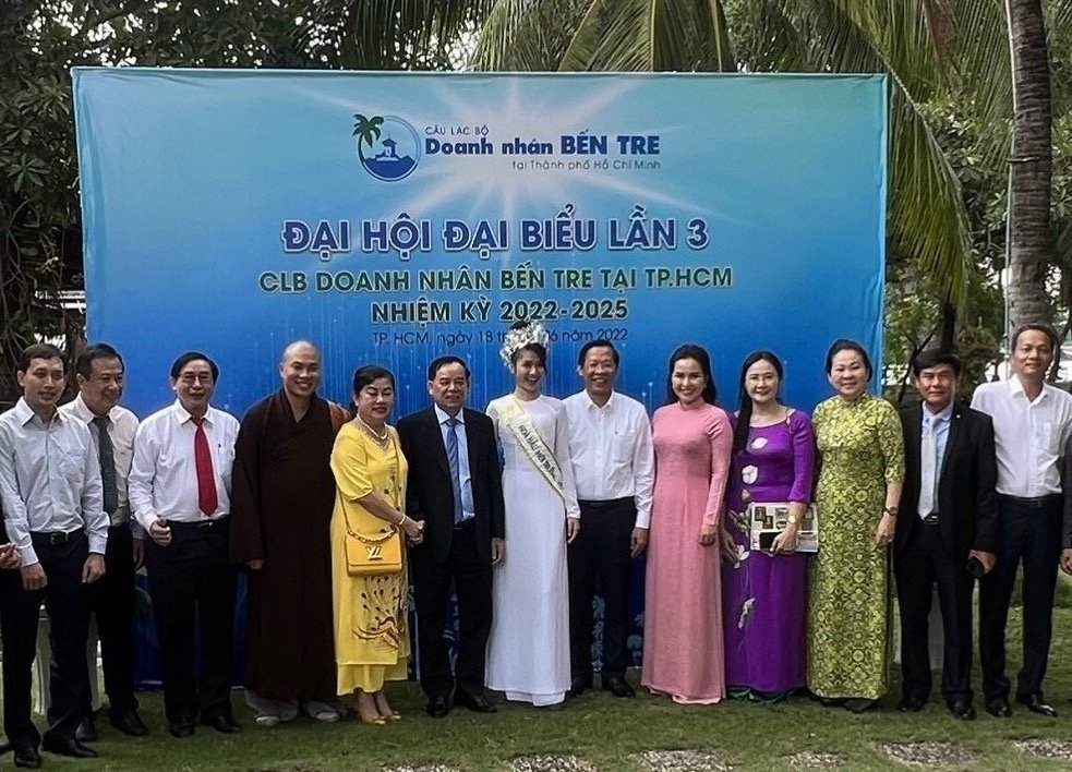 Chủ tịch UBND TP. Hồ Chí Minh Phan Văn Mãi (áo trắng ở giữa) chụp hình lưu niệm