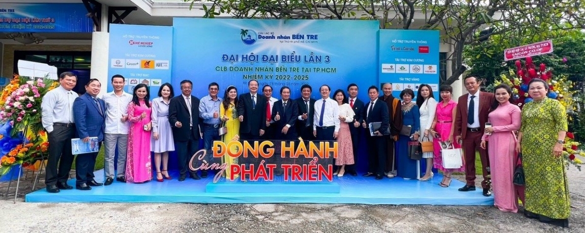 Các đại biểu chụp ảnh lưu niệm