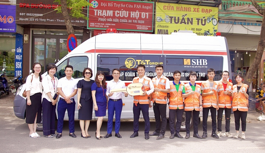 Đại diện Tập đoàn T&T Group và Ngân hàng SHB trao tặng Đội hỗ trợ sơ cứu FAS Angel xe cứu thương GAZ trị giá 870 triệu đồng