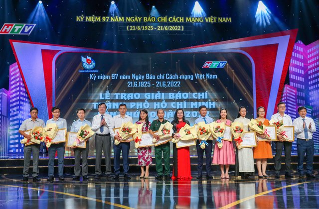 Trao giải báo chí TPHCM năm 2022 cho 65 tác giả, nhóm tác giả - Ảnh 3.