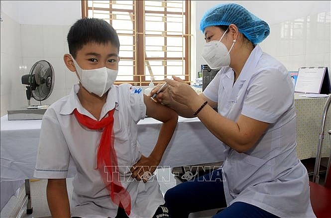 Tiêm vaccine phòng COVID-19 cho học sinh trường THCS Phạm Huy Quang, thị trấn Đông Hưng, huyện Đông Hưng, tỉnh Thái Bình. Ảnh tư liệu: Thế Duyệt/TTXVN