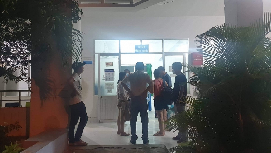 Bé V. được đưa đi cấp cứu nhưng không qua khỏi. Ảnh: Người đưa tin