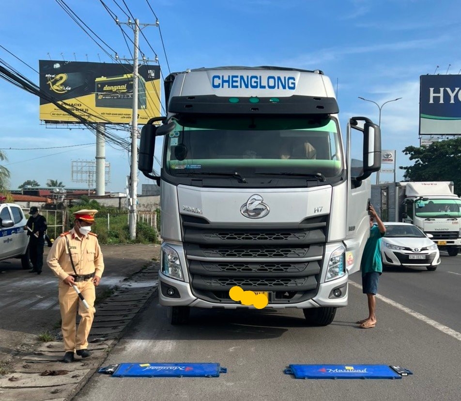 Hình ảnh PV chụp ngày 24/6, lực lượng CSGT của Trạm CSGT Quốc lộ 51 đang thực hiện cân đo những xe có dấu hiệu vi phạm, xử lý nghiêm những trường hợp quá khổ quá tải