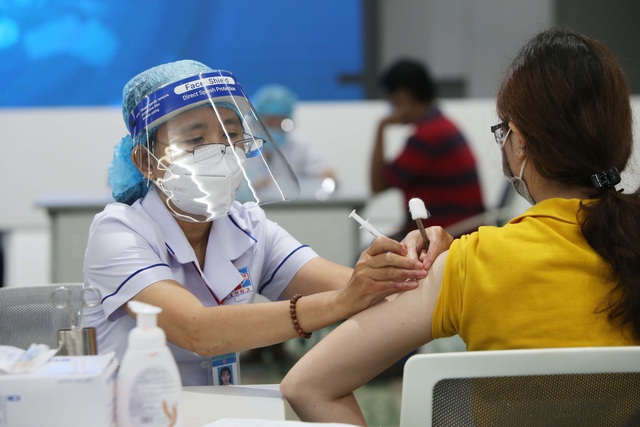 Đẩy mạnh tháng cao điểm tiêm vaccine phòng COVID-19 - Ảnh 1.