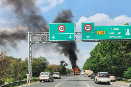 Xe giường nằm bốc cháy dữ dội trên đại lộ Thăng Long