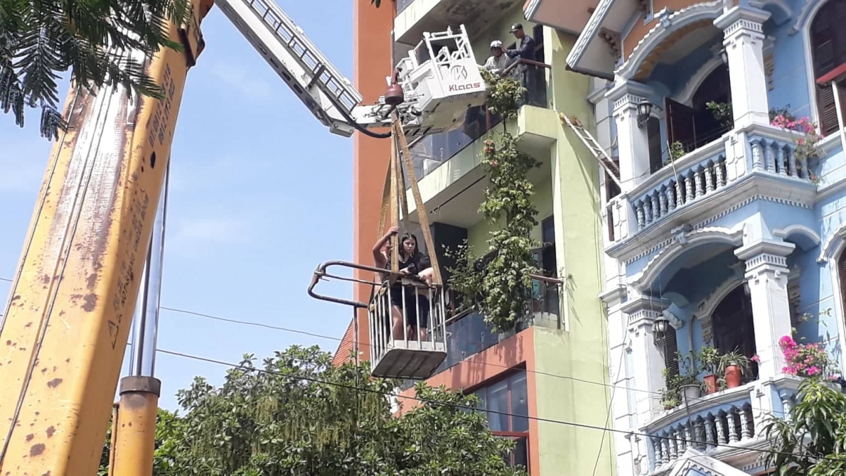 Người dân vỗ tay cổ vũ lực lượng giải cứu 4 người mắc kẹt trong đám cháy