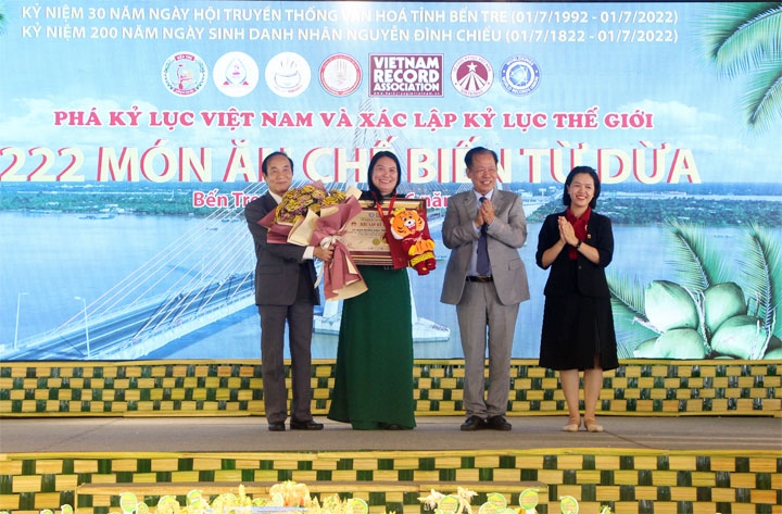 Phó Chủ tịch UBND tỉnh Bến Tre Nguyễn Thị Bé Mười tiếp nhận chứng nhận xác lập kỷ lục Việt Nam