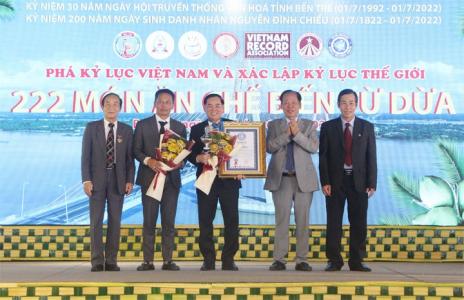 UBND tỉnh Bến Tre đón nhận Bằng xác lập Kỷ lục Việt nam và Kỷ lục thế giới về 222 món ăn từ dừa