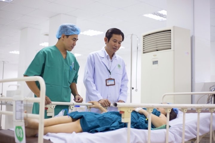 BS.CKII Trần Văn Khanh, Giám đốc Bệnh viện Lê Văn Thịnh thường xuyên cùng các Y, bác sĩ thăm hỏi sức khoẻ bệnh nhân