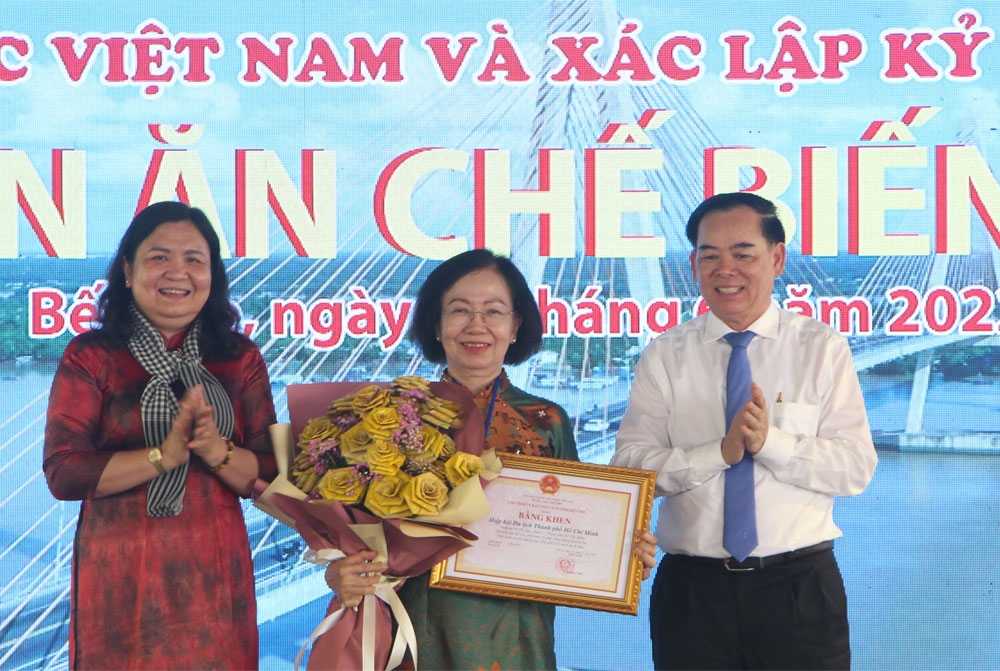 Trao Thư cảm ơn cho đơn vị tài trợ tổ chức xác lập kỷ lục