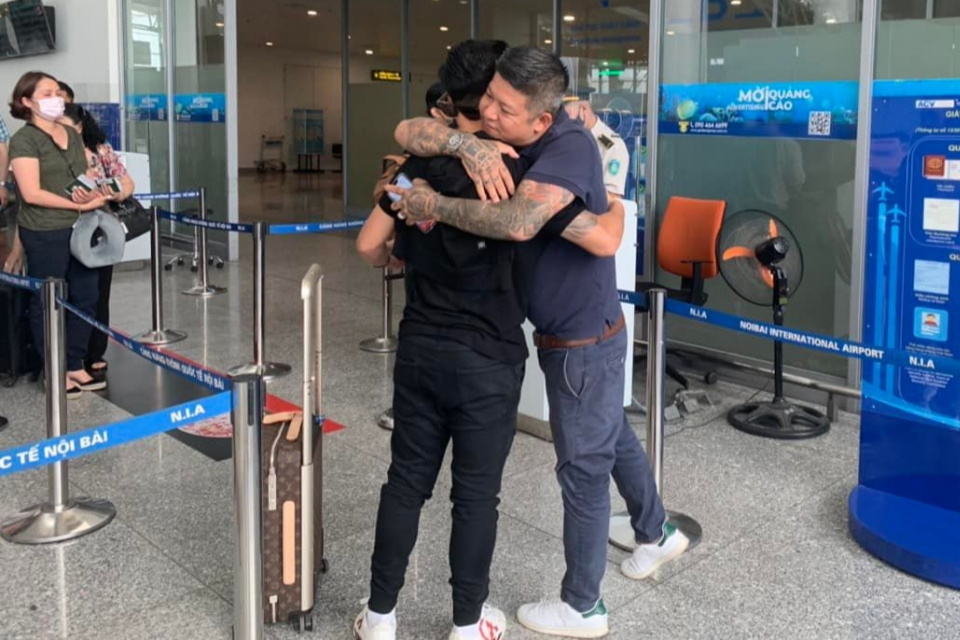 Hài hước cổ động viên Việt Nam làm 