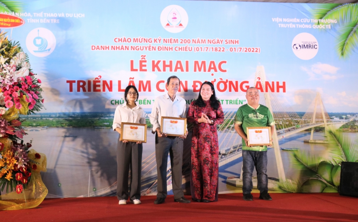 Bà Nguyễn Thị Bé Mười trao tặng bằng khen cho các Nhiếp ảnh gia đã tích cực cung cấp nhiều tác phẩm triển lãm con đường ảnh