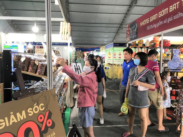 490 gian hàng tham dự Hội chợ khuyến mại "Shopping Season" - Ảnh 2.