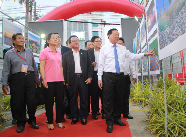Khai mạc triển lãm ảnh về đất và người Bến Tre - Ảnh 1.