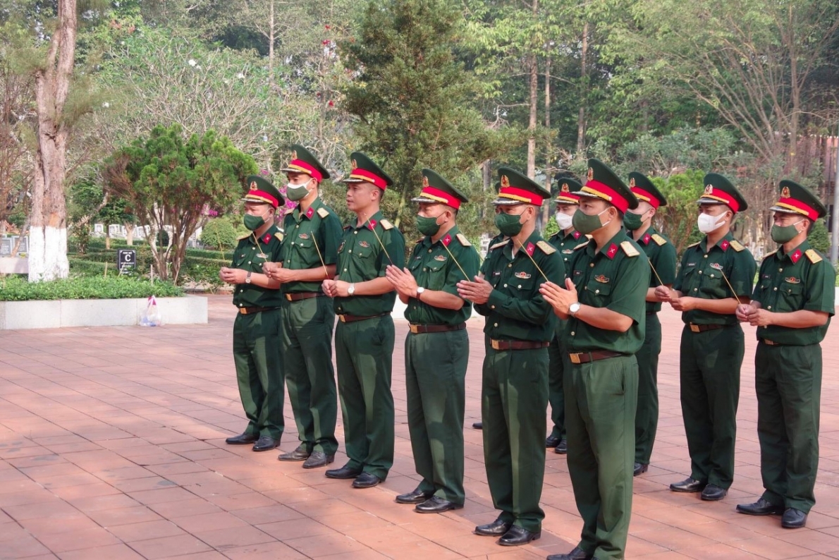 Cán bộ, chiến sĩ Lữ đoàn 96 tham gia thắp hương tri ân các anh hùng liệt sĩ Trung đoàn Pháo binh 28 (xã Phạm Văn Hai, huyện Bình Chánh, TP Hồ Chí Minh) nhân dịp 30/4/2022