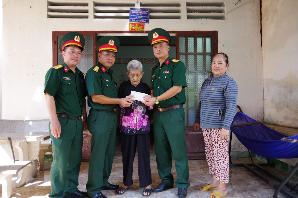 Thăm tặng quà Mẹ Việt Nam anh hùng nhân kỉ niệm 30/4/2022