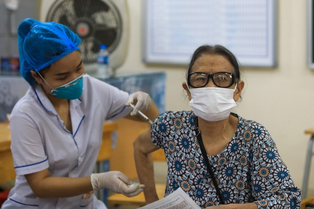 Đẩy nhanh hơn nữa tiến độ tiêm vaccine phòng chống COVID-19 - Ảnh 1.