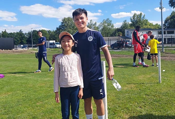 Quang Hải kiến tạo cho đồng đội ghi bàn ở buổi tập thứ 2 ở Pau FC